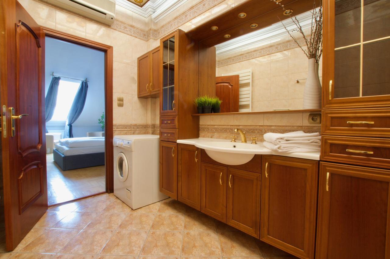Standerd Apartment By Hi5 - Lovag Family Suites Будапеща Екстериор снимка